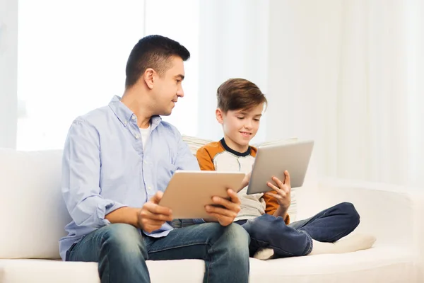 Ευτυχής πατέρας και γιος με tablet pc στο σπίτι — Φωτογραφία Αρχείου