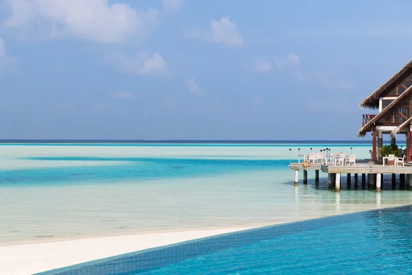 Patio o terraza con dosel en la playa orilla del mar — Foto de Stock