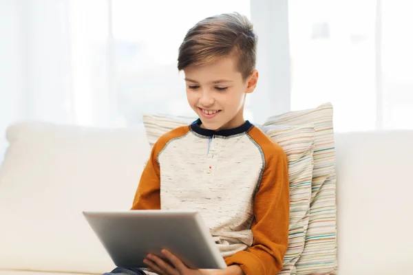 Lächelnder Junge mit Tablet-Computer zu Hause — Stockfoto