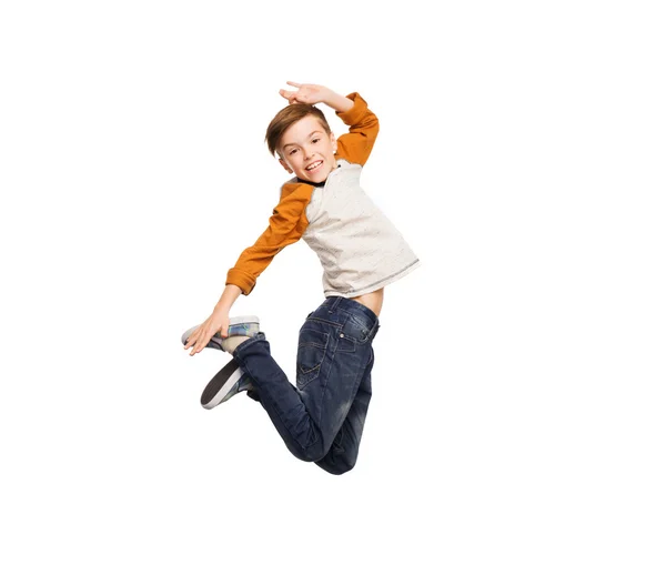 空気中のジャンプ幸せな笑みを浮かべて少年 — ストック写真