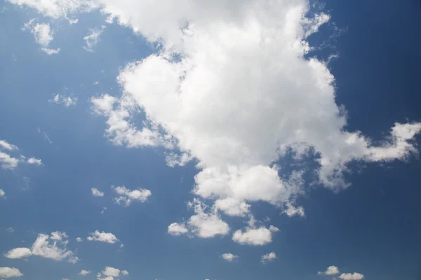 Cielo azul con nubes blancas —  Fotos de Stock