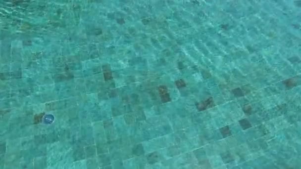 Fond carrelé dans la piscine d'eau — Video