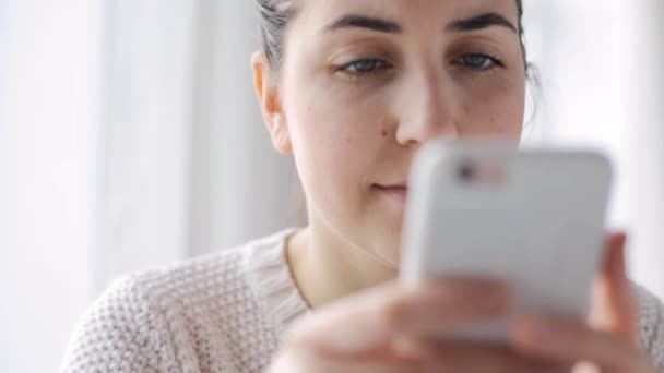 Mujer feliz con smartphone en casa — Vídeos de Stock