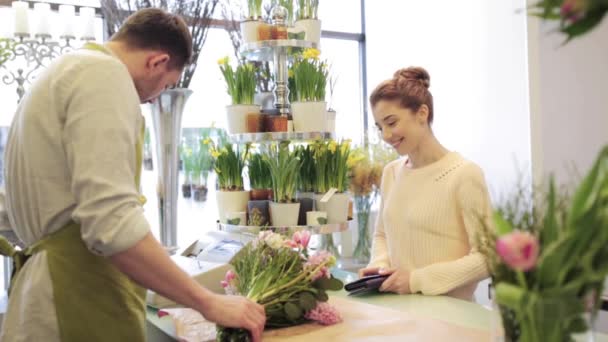 Цветочница и женщина покупают цветы в цветочном магазине — стоковое видео