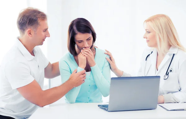 Médecin avec des patients à l'hôpital — Photo