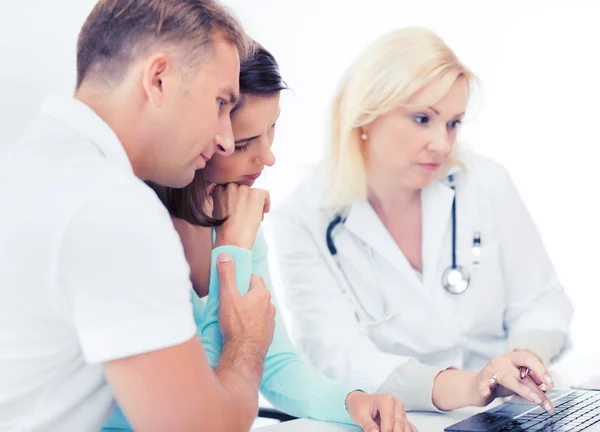 Médico con pacientes en el hospital — Foto de Stock