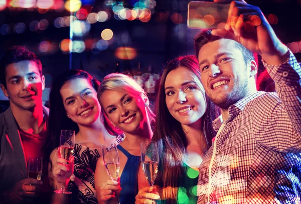 Amigos tomando selfie por teléfono inteligente en club nocturno — Foto de Stock