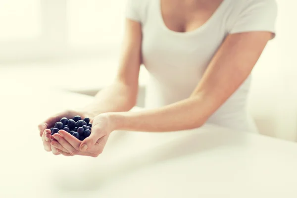 Primer plano de las manos de la mujer sosteniendo arándanos — Foto de Stock