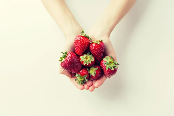 Close up of woman hands holding strawberries — Stock Photo, Image