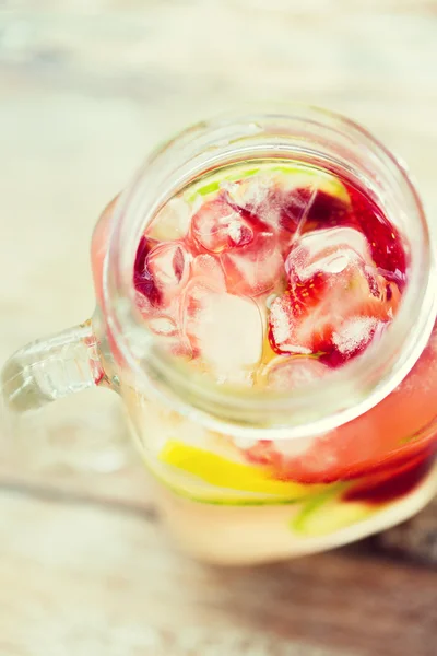 Fermer l'eau de fruits dans une bouteille en verre — Photo