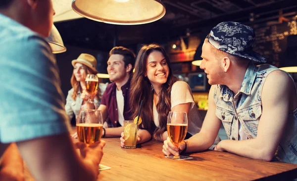Amis heureux avec des boissons parler au bar ou pub — Photo