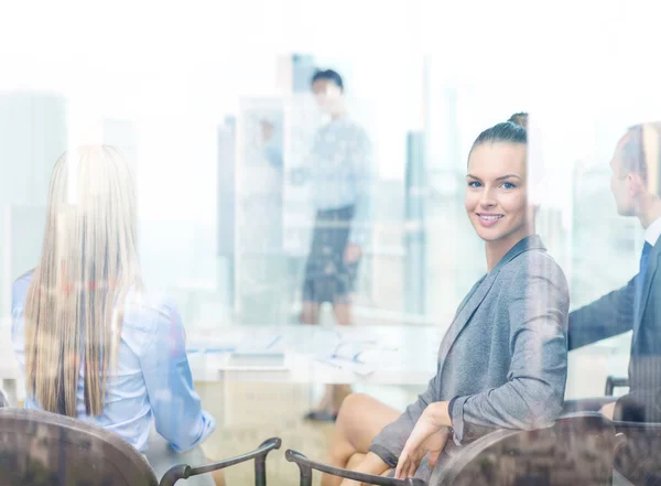 Affärskvinna med team visar i office — Stockfoto