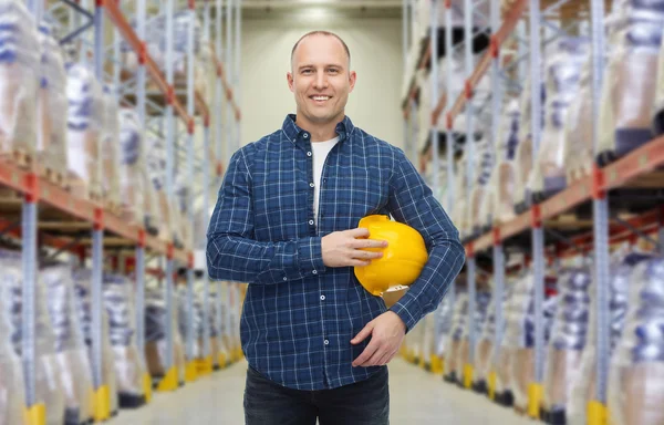 Uomo felice con hardhat sopra il magazzino — Foto Stock