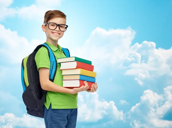 Menino estudante feliz com saco de escola e livros — Fotografia de Stock