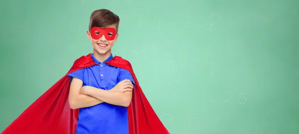 Menino em vermelho super herói capa e máscara — Fotografia de Stock