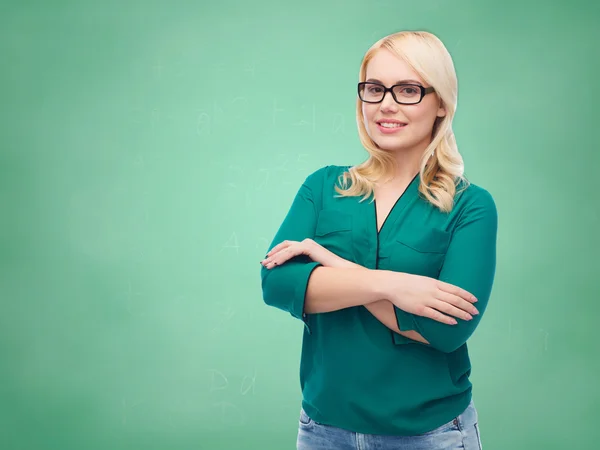 Sorridente giovane donna con gli occhiali — Foto Stock