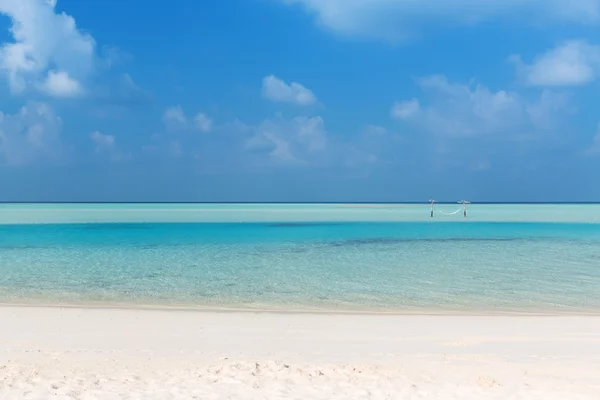 Morze i niebo na Malediwy plaża — Zdjęcie stockowe