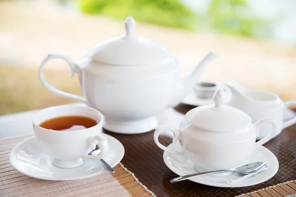 Primo piano del servizio di tè al ristorante o alla casa da tè — Foto Stock