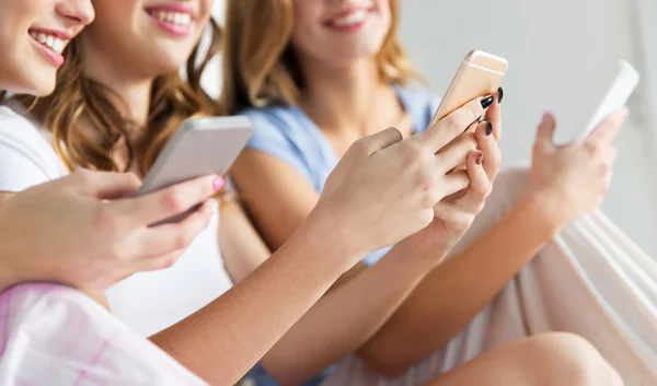 Friends or teen girls with smartphones at home — Stock Photo, Image