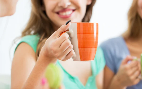 Wanita bahagia atau gadis remaja minum teh dari cangkir — Stok Foto