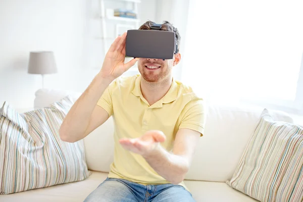 Молодий чоловік у гарнітурі віртуальної реальності або 3d окулярах — стокове фото