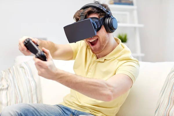 Homem em fone de ouvido realidade virtual com controlador — Fotografia de Stock