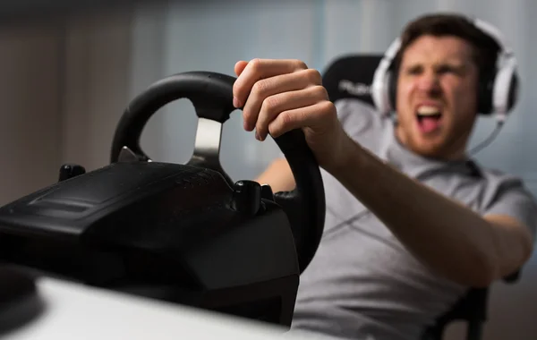 Close up de homem jogando carro de corrida jogo de vídeo — Fotografia de Stock