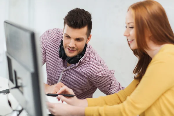 Creatieve team met hoofdtelefoons en computer — Stockfoto