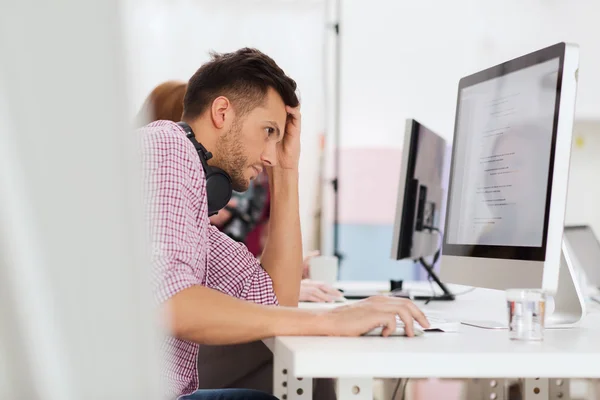 Desenvolvedor de software estressado no escritório — Fotografia de Stock