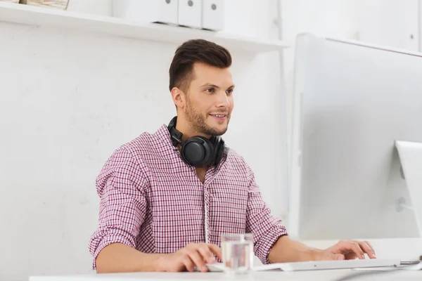 Hombre creativo con auriculares y computadora —  Fotos de Stock