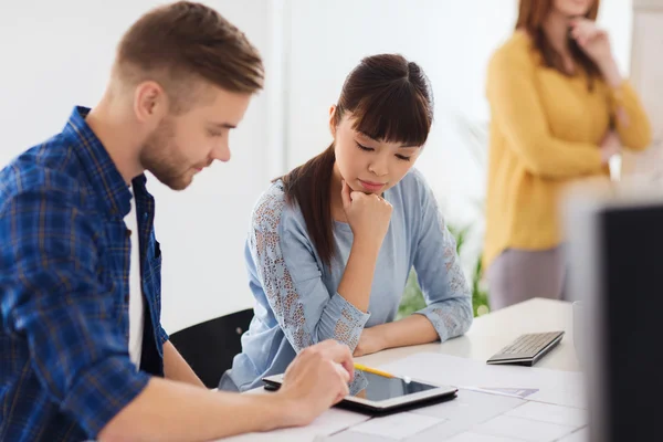 Team creativo con tablet pc in ufficio — Foto Stock