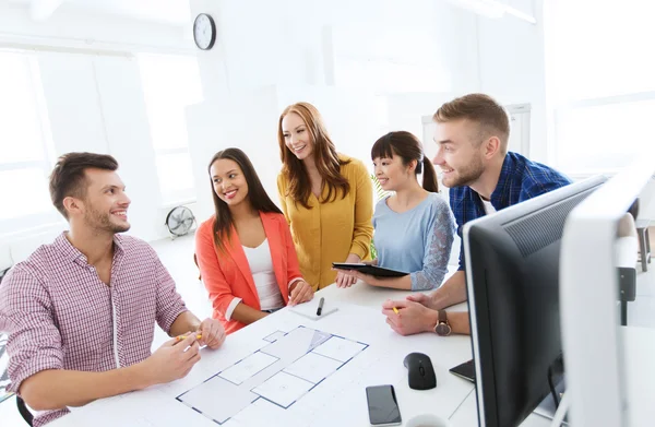 Gelukkig creatieve team of studenten die werken op kantoor — Stockfoto