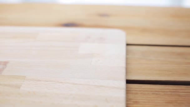 Primer plano de azúcar blanco sobre tabla o mesa de madera — Vídeos de Stock