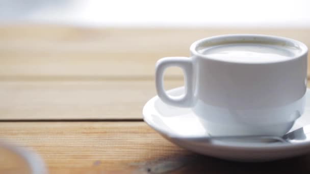 Taza llena de café en la mesa de madera — Vídeos de Stock