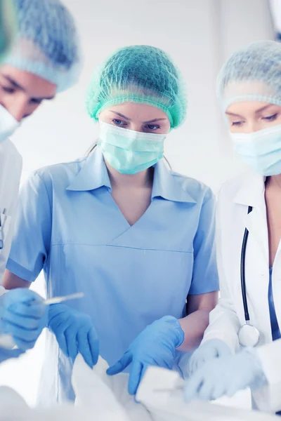 Jeune groupe de médecins opérant — Photo