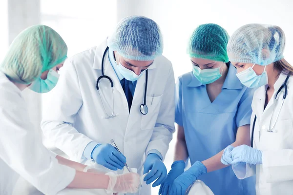 Grupo joven de médicos operando — Foto de Stock