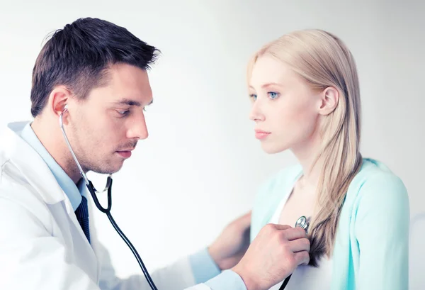 Médico con estetoscopio que escucha al paciente —  Fotos de Stock