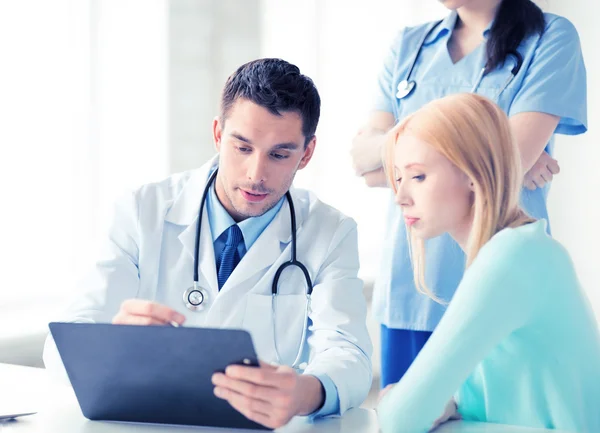 Male doctor with patient — Stock Photo, Image