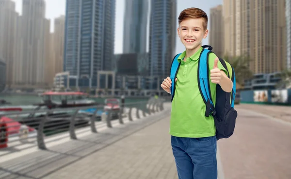Glad student pojke med skolväska — Stockfoto