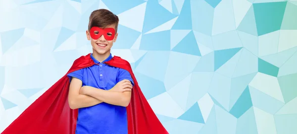 Boy v červené super hrdina mys a maska — Stock fotografie