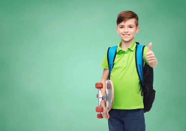 Pojke med ryggsäck och skateboard visar tummen upp — Stockfoto