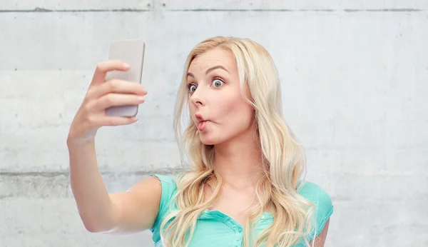 Grappige jonge vrouw nemen selfie met smartphone — Stockfoto