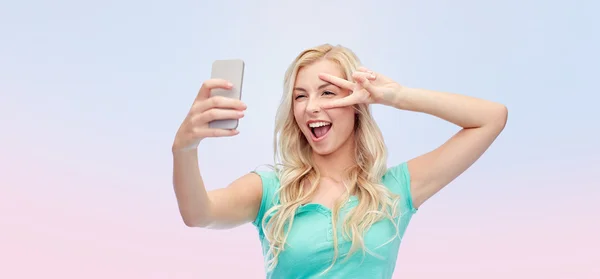 Gülümseyen Genç Kadın Akıllı Telefonla Selfie Çekiyor — Stok fotoğraf