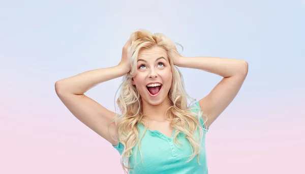 Lachende jonge vrouw te houden aan haar hoofd of haar — Stockfoto