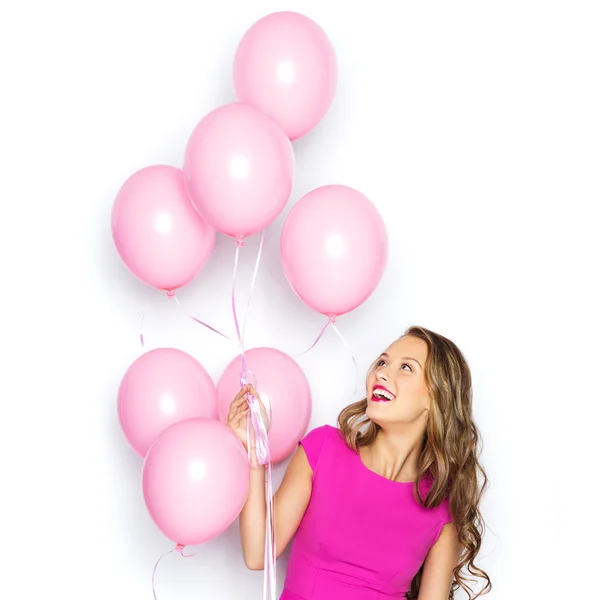 Jovem feliz ou menina adolescente em vestido rosa — Fotografia de Stock