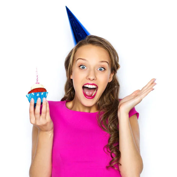 생일 컵 케익을 먹은 행복 한 여자 또는 십 대 소녀 — 스톡 사진