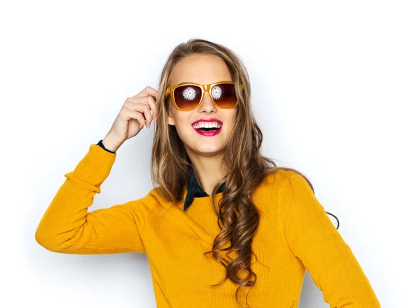 Jovem feliz ou menina adolescente em roupas casuais — Fotografia de Stock