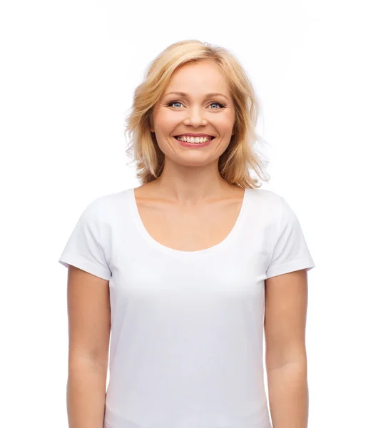 Mujer sonriente en camiseta blanca en blanco —  Fotos de Stock