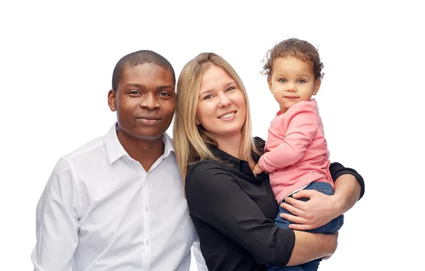 Familia multirracial feliz con un niño pequeño — Foto de Stock