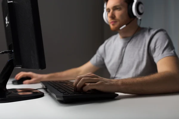 Bliska człowieka gry wideo na komputerze — Zdjęcie stockowe